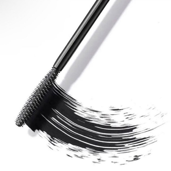 Iconic London Triple Threat Mascara in color Black - Picture 2 of 7